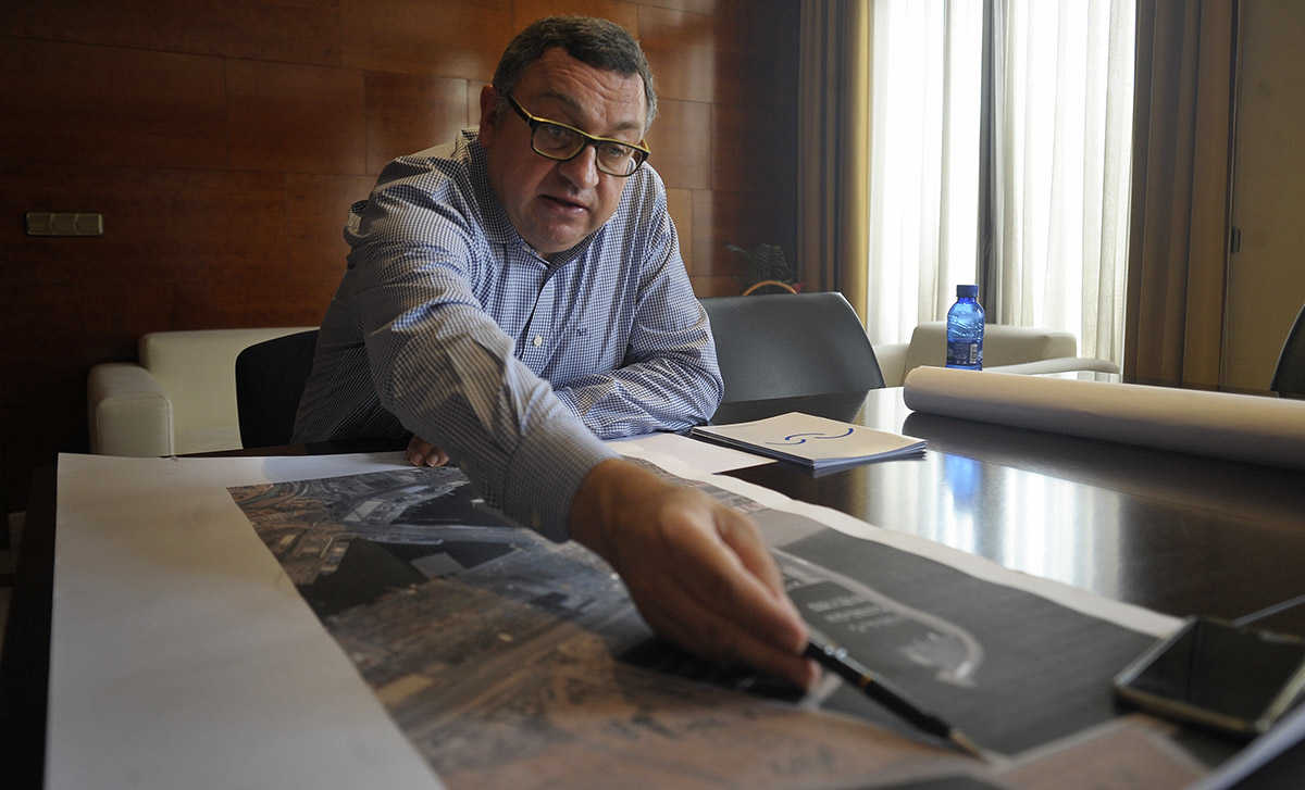 El director general del Consorci València 2007, Vicent Llorens, assenyala al plànol de la Marina de València l'espai on es podria ubicar North Wind