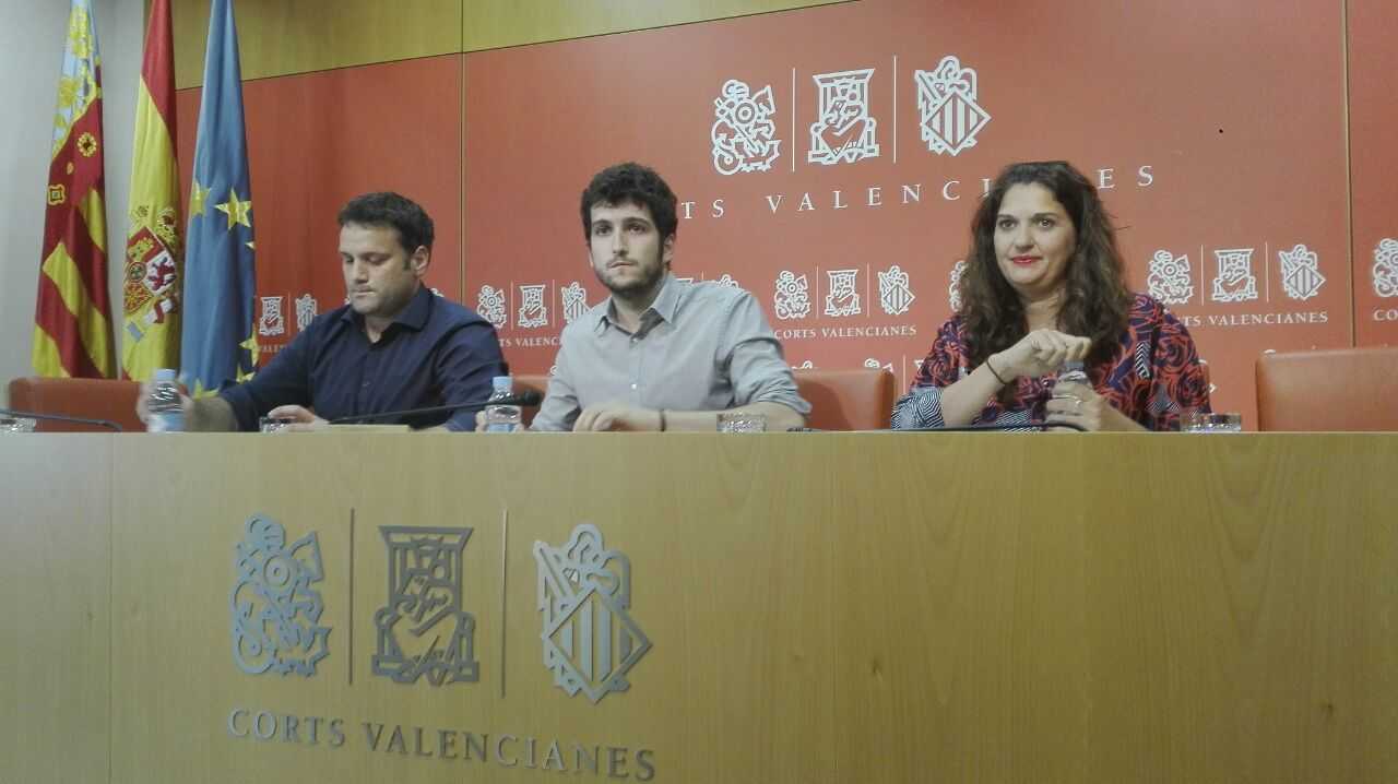 El secretari general i síndic de Podem, Antonio Estany, acompanyat de Fabiola Meco i César Jiménez