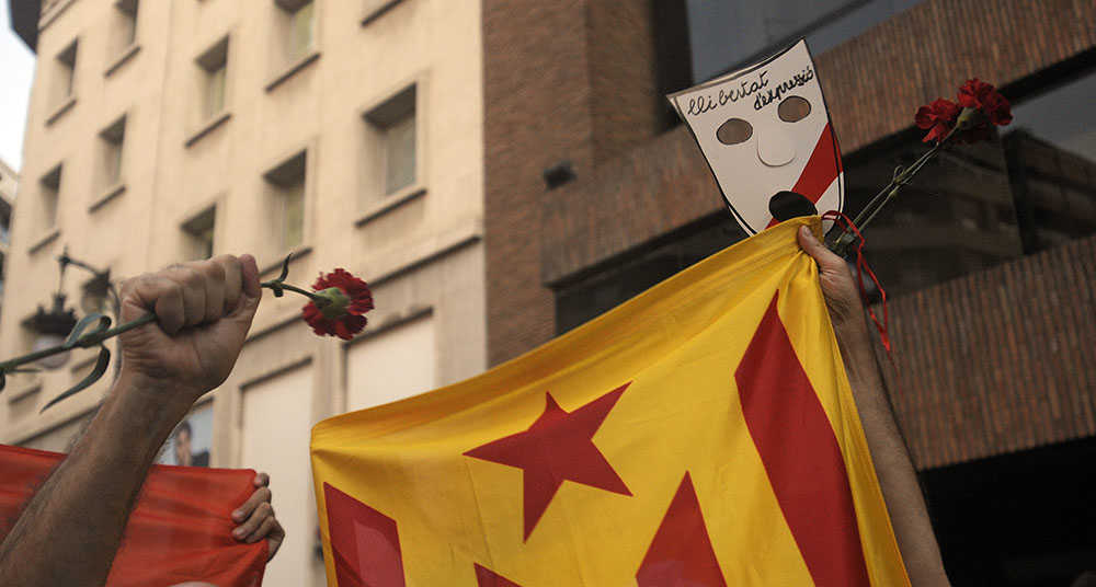 Centenars de persones s'han concentrat a València davant la delegació del govern espanyol.