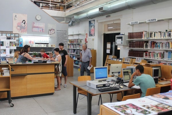 Usuaris fent uns dels materials i les instal·lacions de la Biblioteca de Borriana.