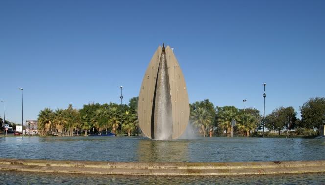 Escultura d’Aigua coneguda popularment com 'la Pipa' o 'la Carxofa', de Joan Llaveria i Joan Peiró