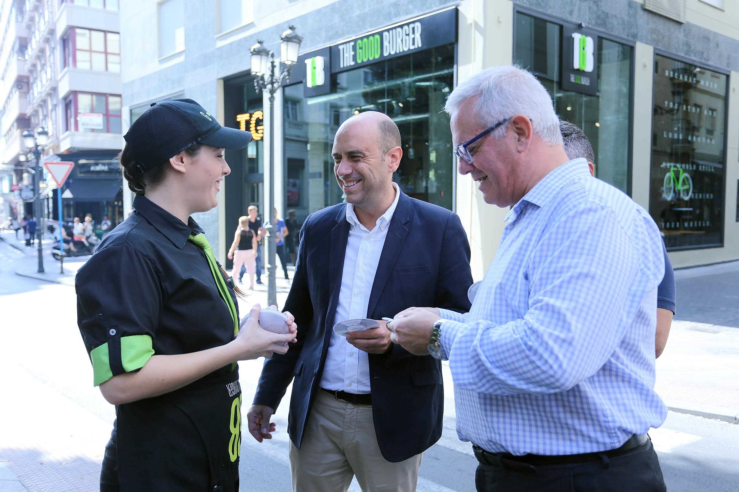 Gabriel Echávarri, alcalde d'Alacant, durant l'inauguració d'un restaurant de The Good Burger, de la multinacional Restalia