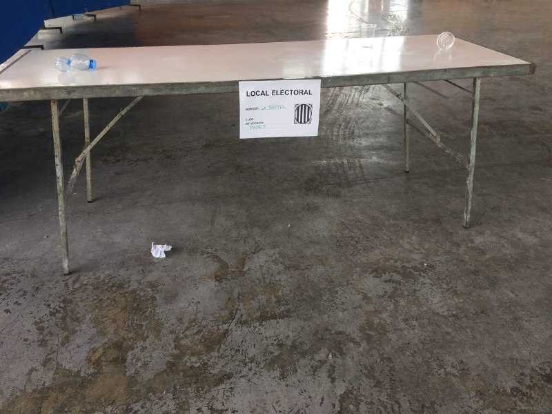 Taula electoral d'un col·legi de Sant Carles de la Ràpita, després de la intervenció policial.