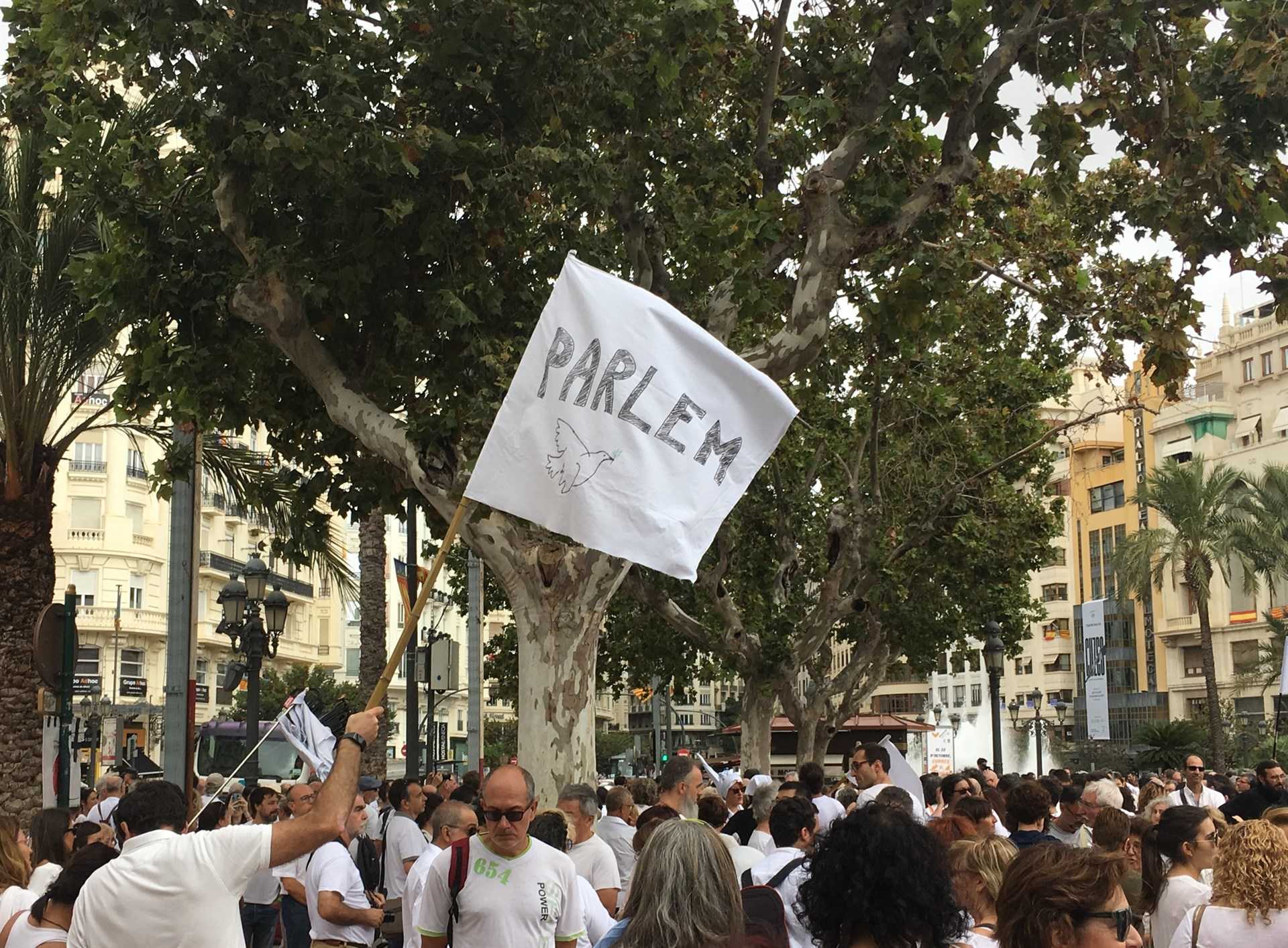 Centenars de persones s'han concentrat a la plaça de l'Ajuntament de València per a demanar a Rajoy i Puigdemont que dialoguen.