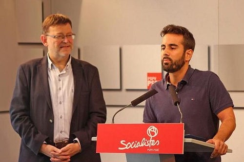 El secretari general del PSPV, Ximo Puig, amb el portaveu d'Hisenda a les Corts, José Muñoz