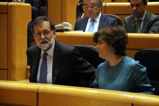Mariano Rajoy i Soralla Sáenz de Santamaría al Senat, durant el ple que ha aprovat l'aplicació a Catalunya de l'article 155 de la  Constitució.