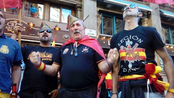 El legionari Antonio, al centre, canta l’himne del Terç, “El novio de la muerte”, junt a la Prefectura Superior de la Policia Nacional, a la via Laietana.