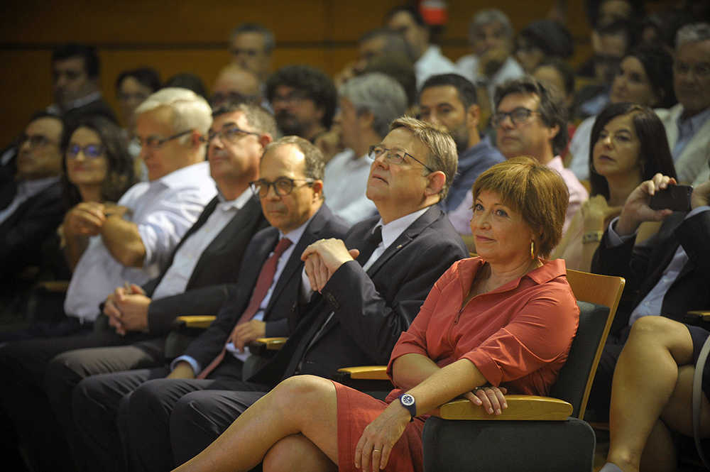 El president Puig amb la directora general d'Àpunt, Empar Marco, en la presentació de la identitat visual de la marca.