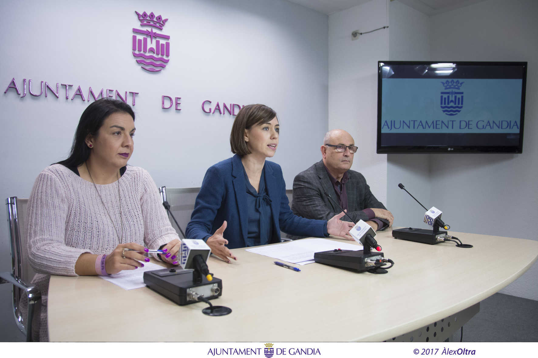 L'alcaldessa de Gandia, Diana Morant, acompanyada de la vicealcaldessa, Lorena Milvaques, i el regidor de Cs, Ciro Palmer.
