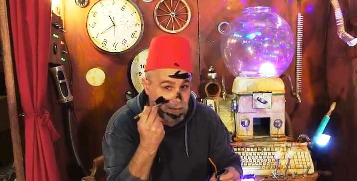 L'humorista Xavi Castillo s'acomiada de 2017 amb un vídeo sobre la polèmica dels patges de la cavalcada de Reis d'Alcoi.