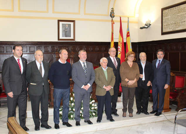 L'alcalde, Quico Fernández, va entregar una placa commemorativa reconeixent el seu treball com a representants de la ciutadania de Sagunt