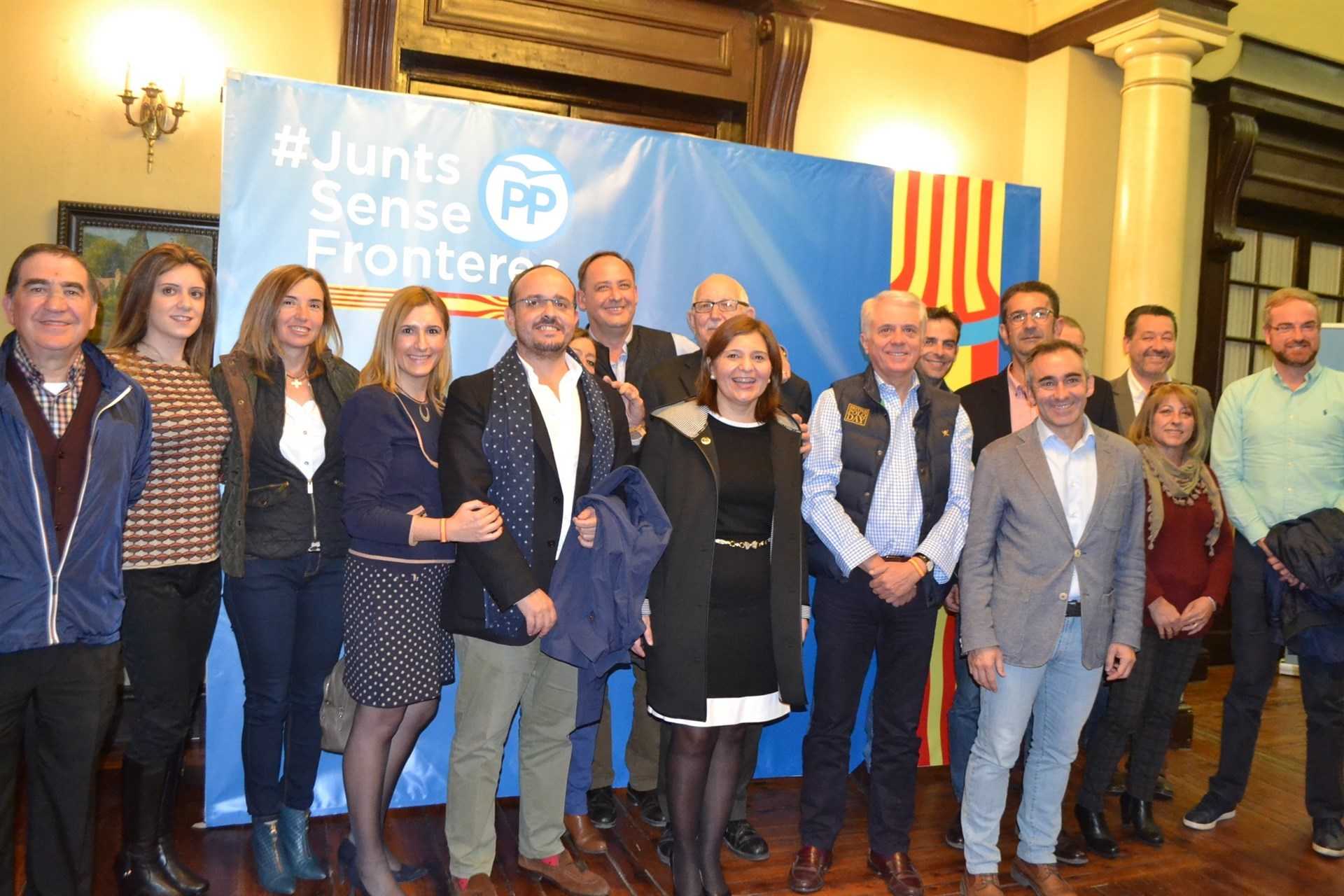 La presidenta del PPCV, Isabel Bonig, amb representans de la formació a Castelló.