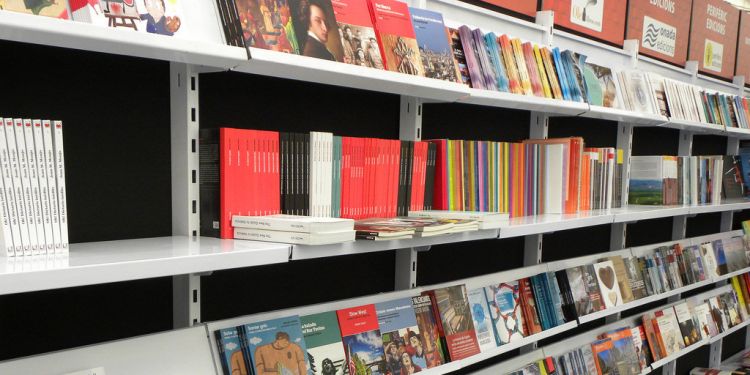 La Conselleria d'Educació, Recerca, Cultura i Esport lliura demà els premis als millors llibres valencians.