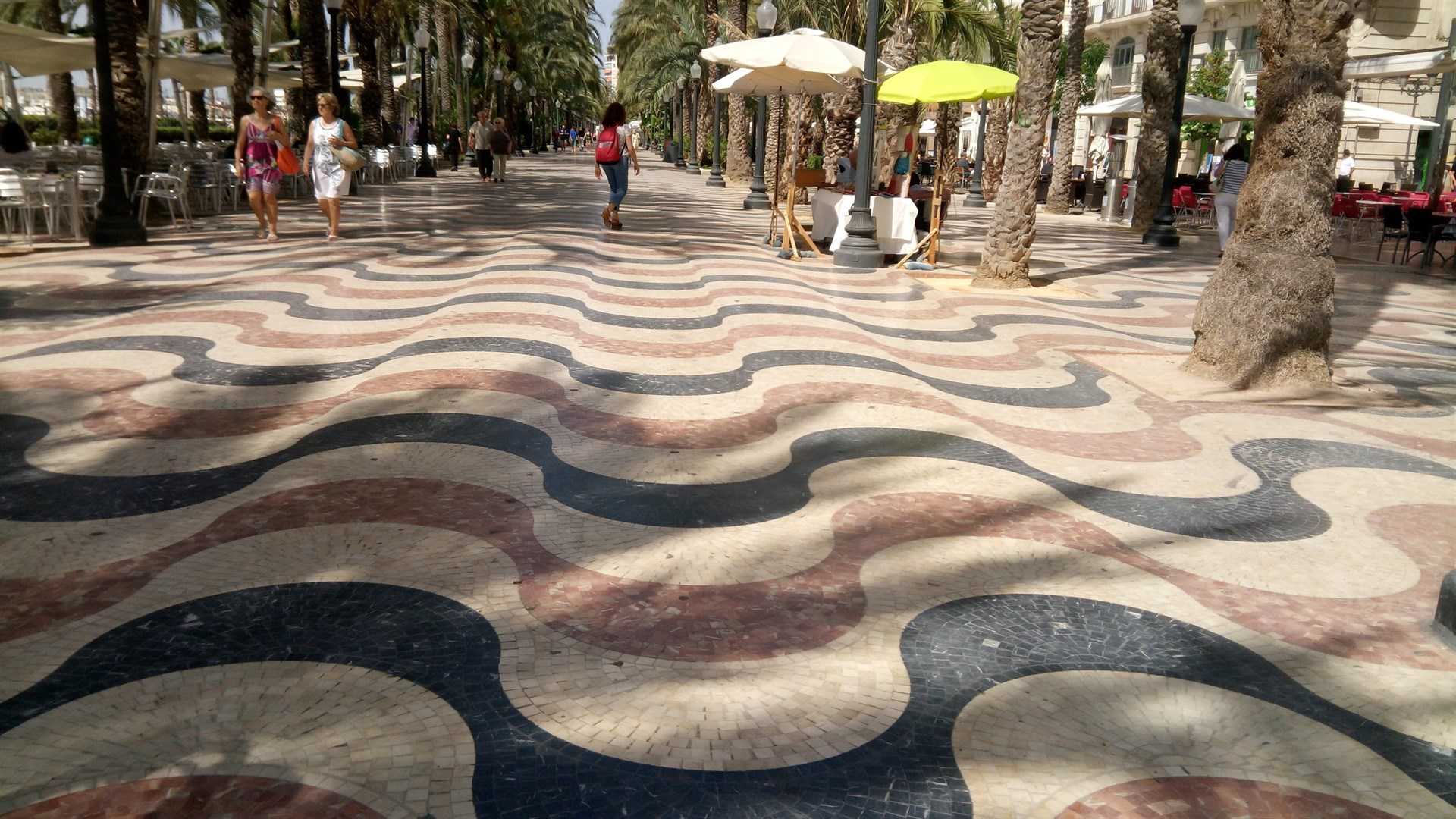 L'Esplanada d'Alacant és un dels llocs de la ciutat que fins ara pertanyien a la zona de gran afluència turística, on es permetia l'obertura els festius