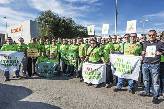 Un grup de treballadores es concentra a la porta principal de la fàbrica. “No al tancament de Bosal” es la reivindicació que porten allà on van.