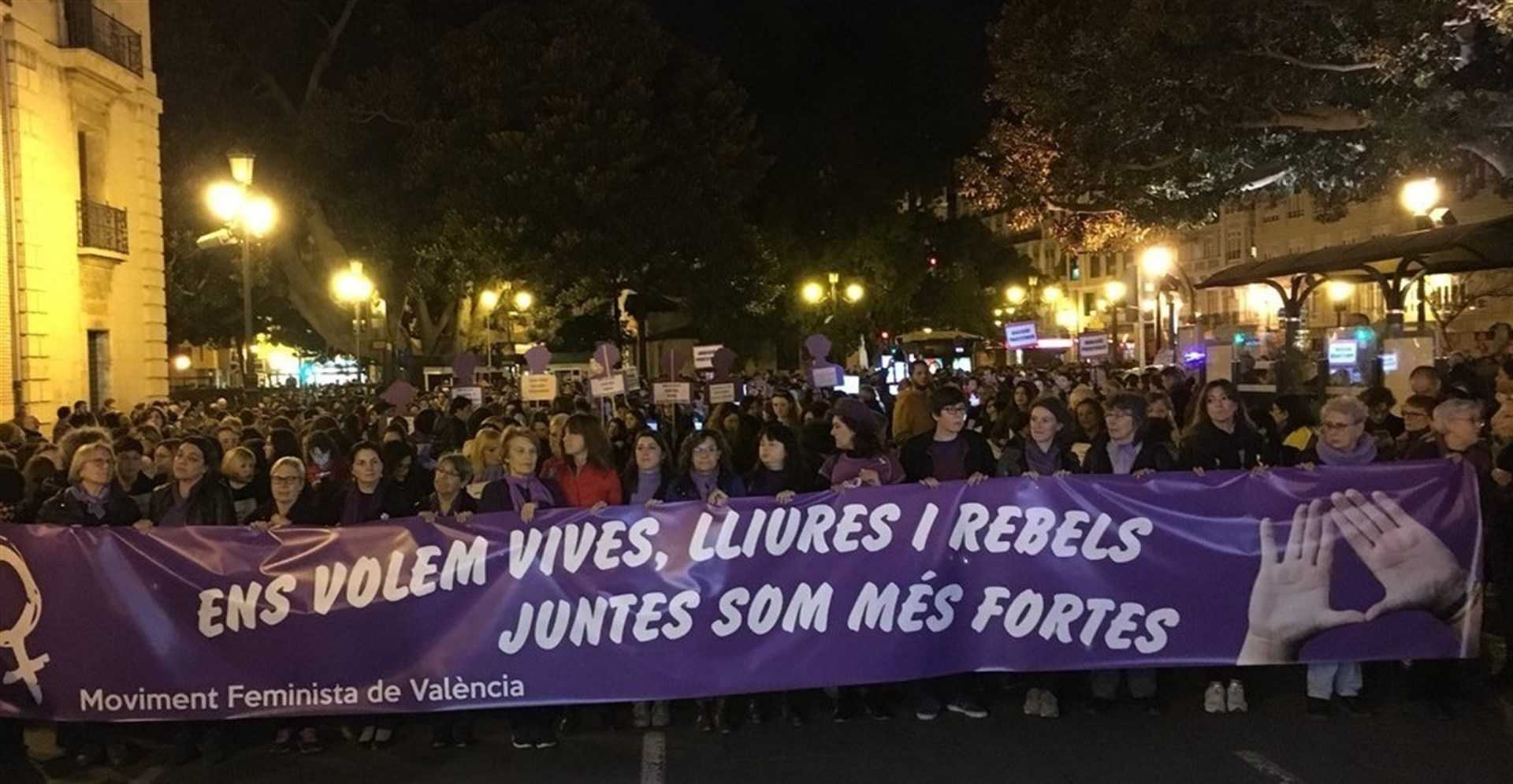 Milers de persones han clamat als carrers de València contra la violència masclista.