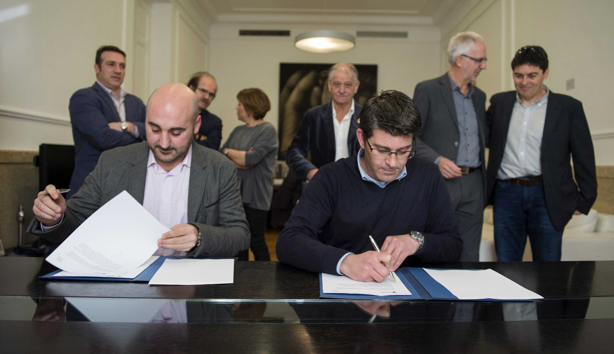 El president de la Diputació, Jorge Rodríguez, i el president de Redteval, Diego Ibáñez, durant la signatura de l'acord.