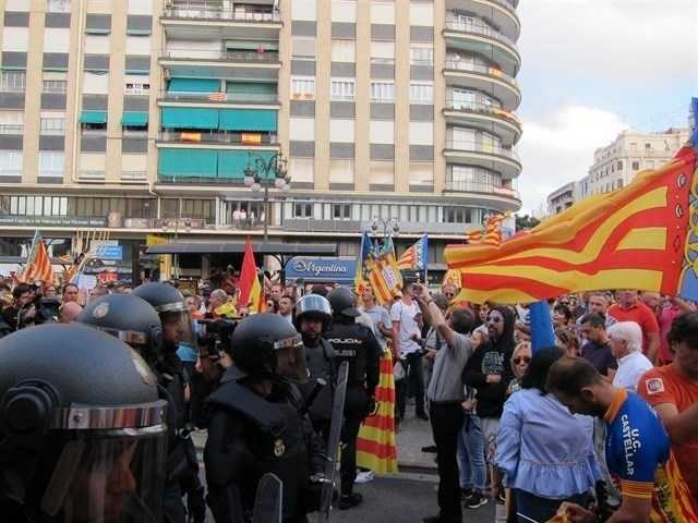 El text explica que van confluir manifestacions de "grups antagònics".
