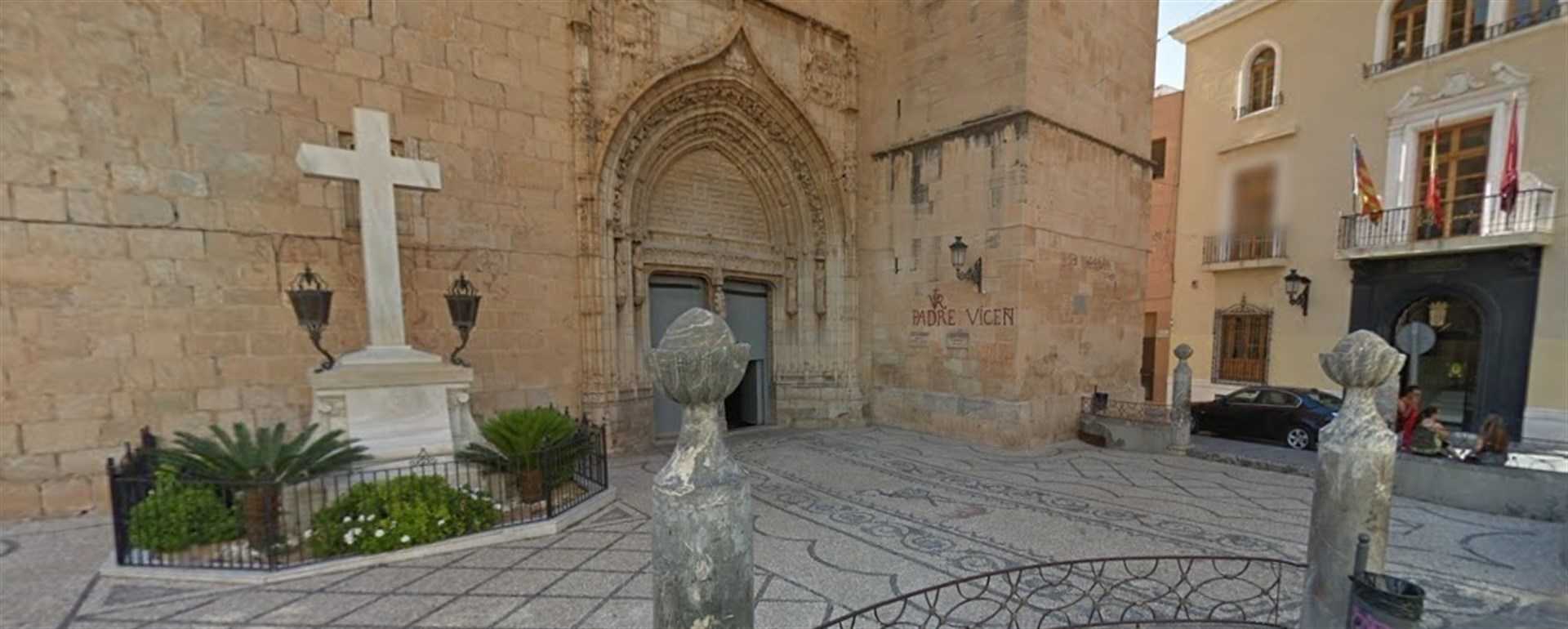 Plaça de l'església de Sant Martí de Callosa de Segura, on s'ubica la creu franquista.