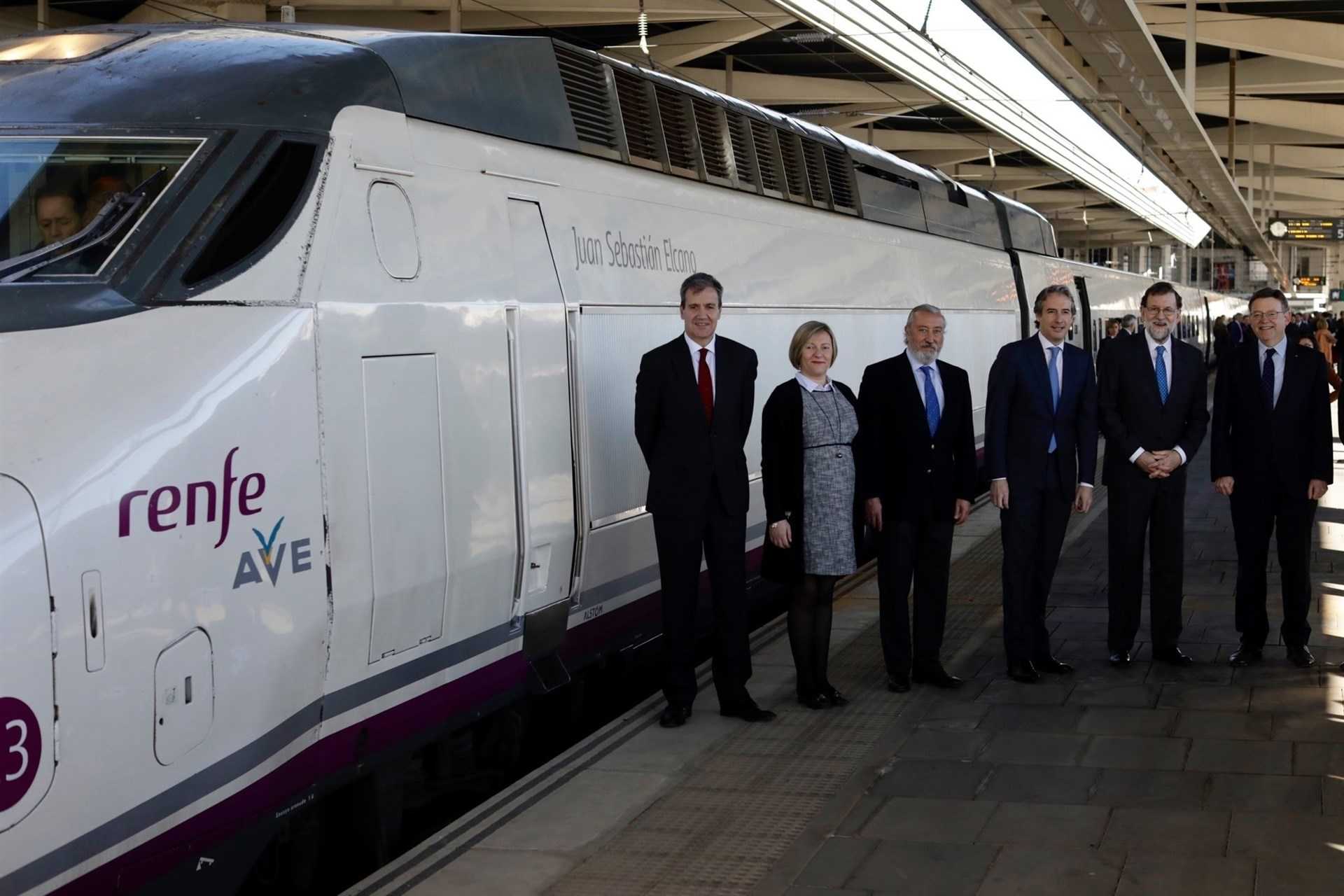 La consellera Salvador, juntament amb el president del govern espanyol, Mariano Rajoy i el president de la Generalitat Ximo Puig, al viatge inaugural de l'AVE Madrid-Castelló