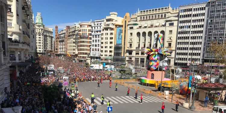 Amb motiu de les Falles es restringeix la circulació en tota la zona interior del perímetre format per la marginal dreta del jardí del Túria  i les Grans Vies, incloent-hi plaça d'Espanya i els passos inferiors de Petxina