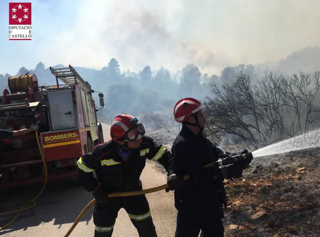 Els bombers treballen en l'extinció de l'incendi de la Vall d'Alba