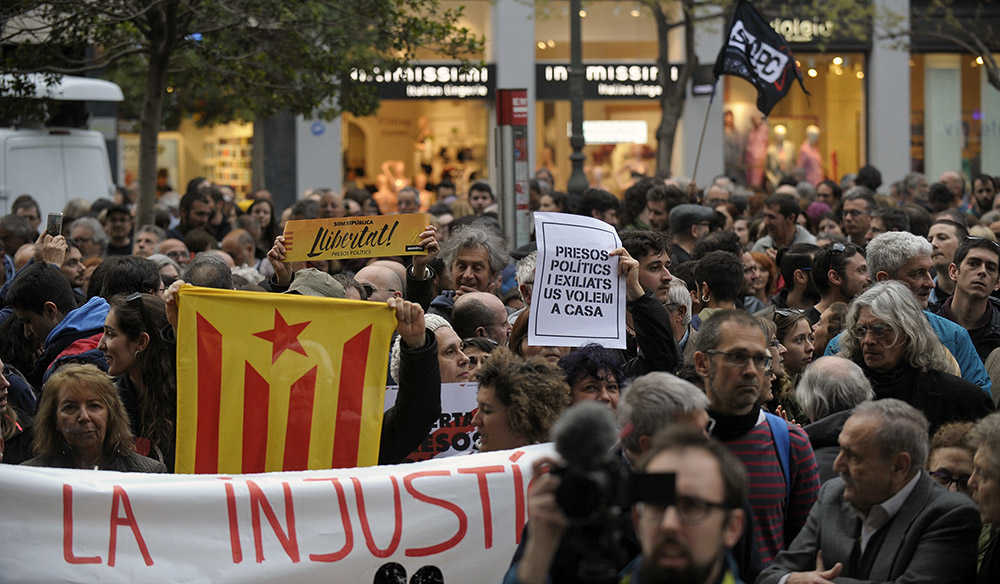 Centenars de veïns de València han reclamat la llibertat per als presos polítics enfront de la seu de la delegació del govern espanyol.