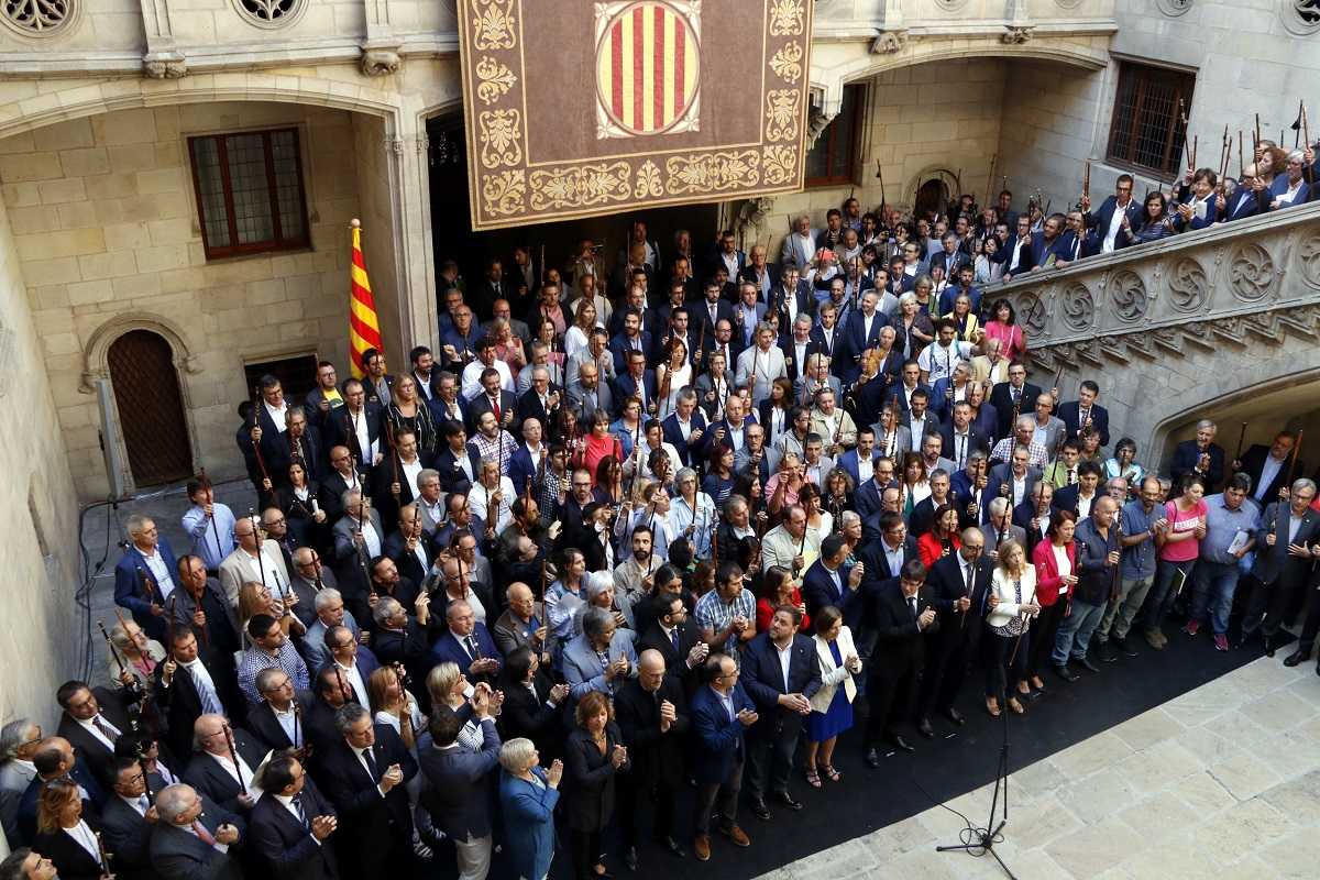 Els alcaldes alcen la vara durant la concentració al Pati dels Carruatges i la Galeria Gòtica.