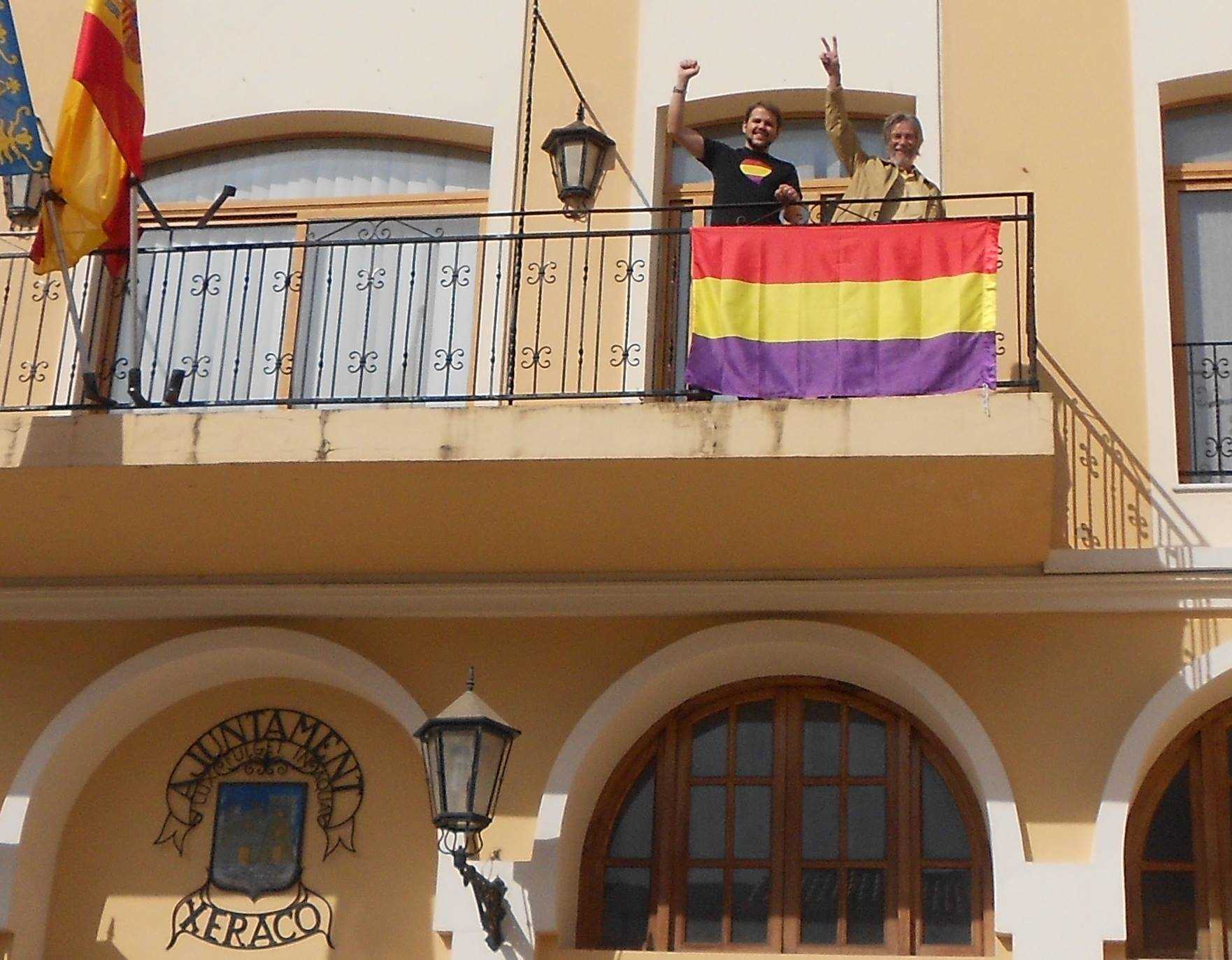 Canviar Xeraco va penjar al balcó de l'ajuntament de la poble de la Safor, la bandera republicana el passat 14 d'abril.