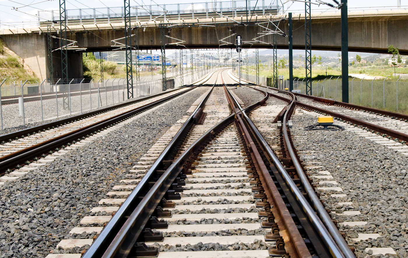 Via del Corredor Mediterrani amb la tecnologia del tercer carril, emprada per a adaptar l'ample ibèric a l'ample estàndard.