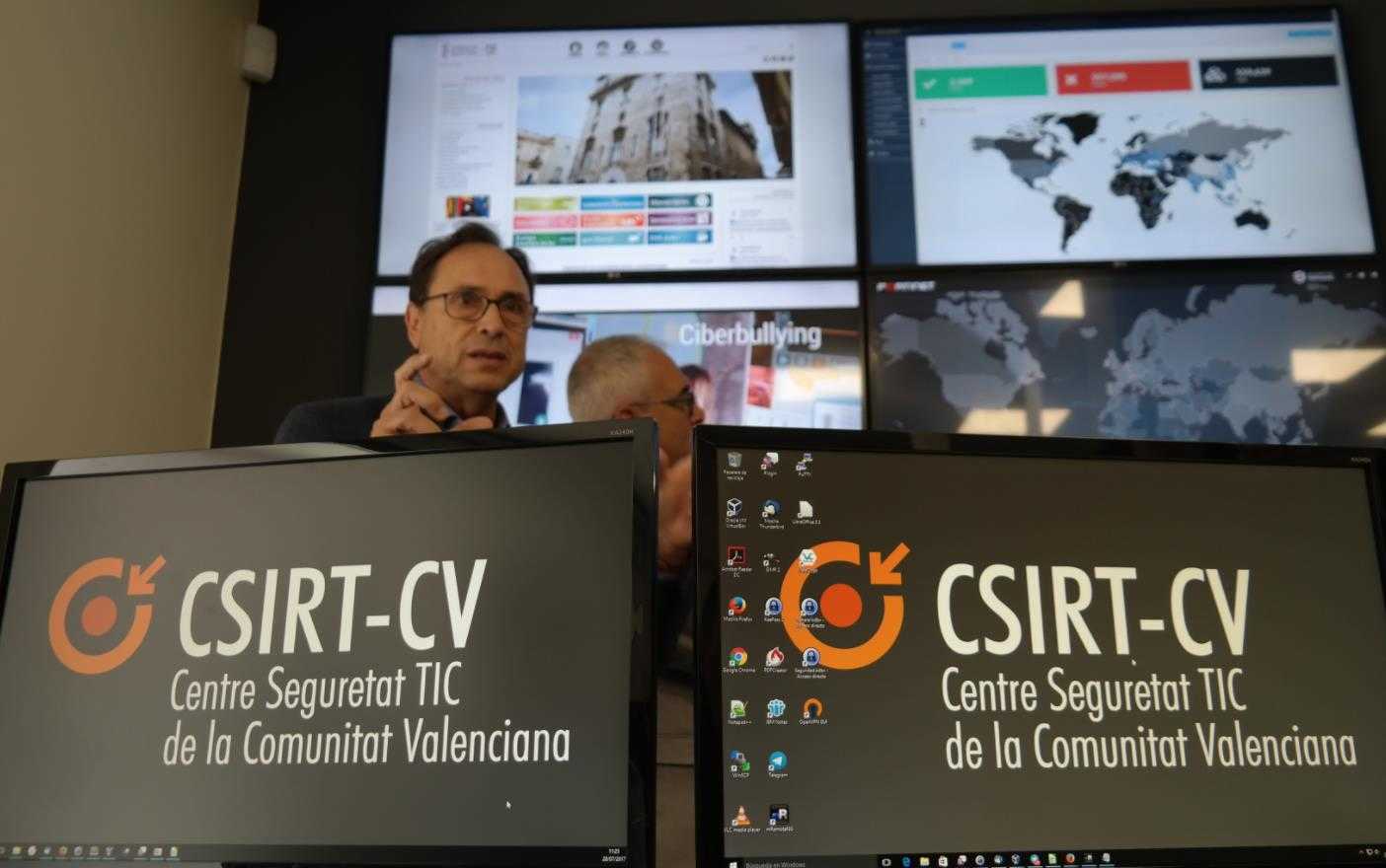 El conseller d'Hisenda durant la visita al CSIRT-CV.