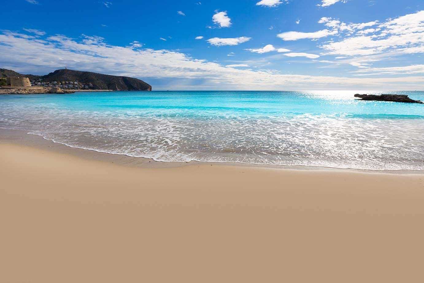 El diputat ha indicat que "també és important realitzar un conjunt d'accions per a conscienciar a la ciutadania sobre la contaminació que produeixen les burilles en el medi ambient.