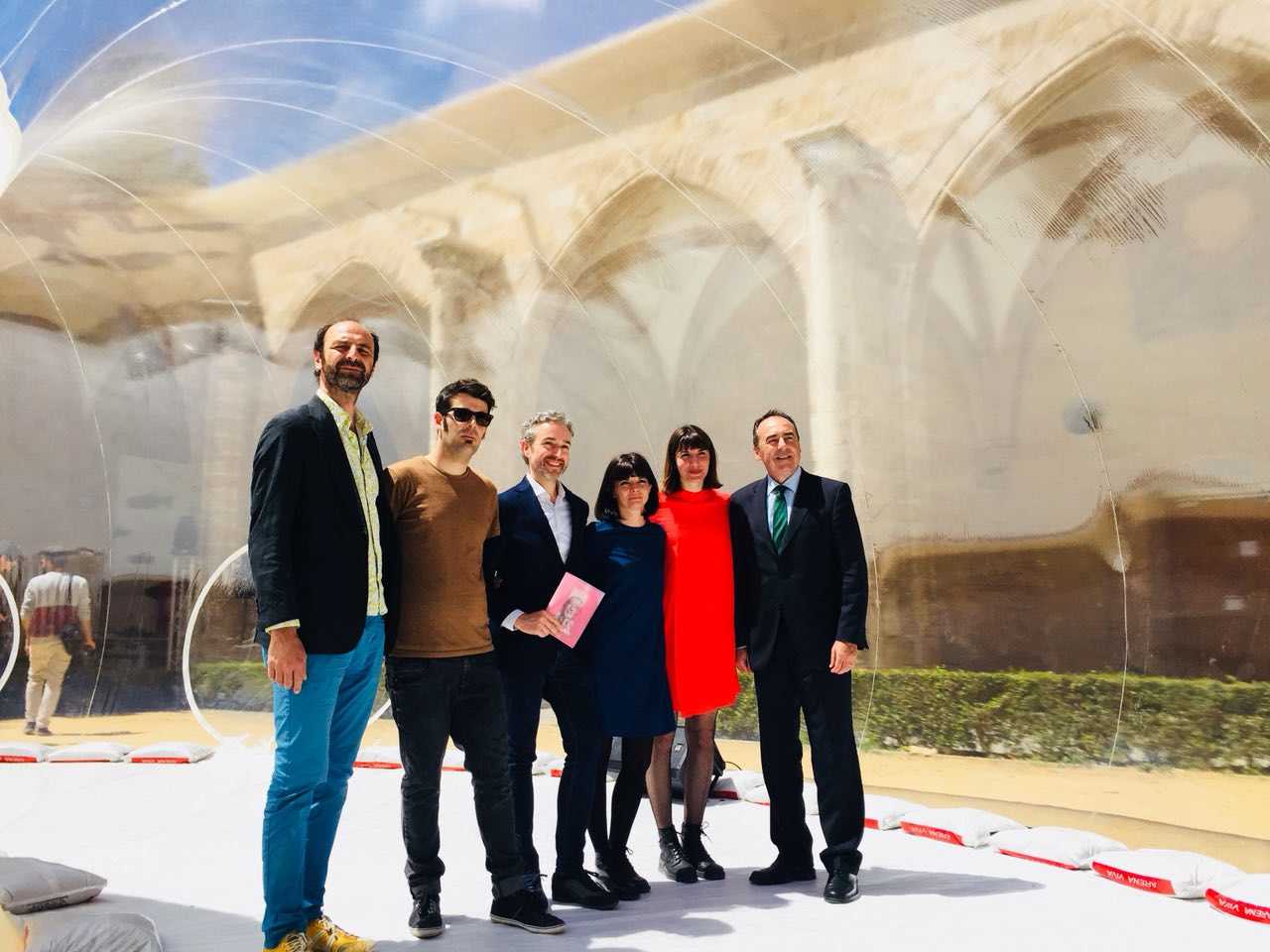 Marco Canevacci, Edu Comelles, José Luís Pérez Pont, Inma García, Meritxell Barberá i José María Company, dins de la instal·lació plàstica ubicada al claustre gòtic del Centre del Carme.