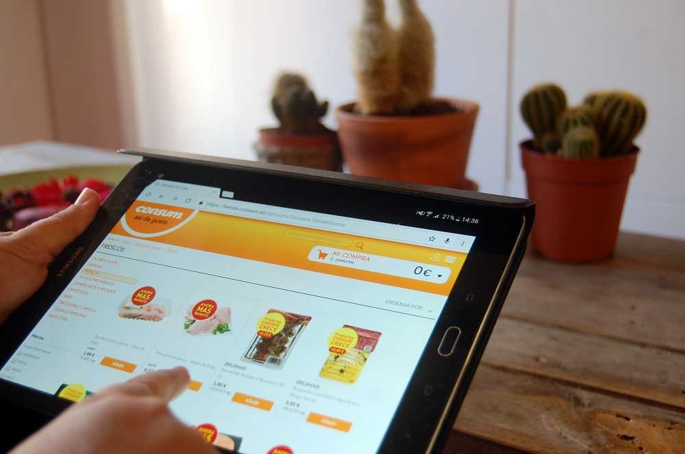 Consum estendrà la compra online a Barcelona, on Amazon lliura aliments frescos a domicili en una hora.