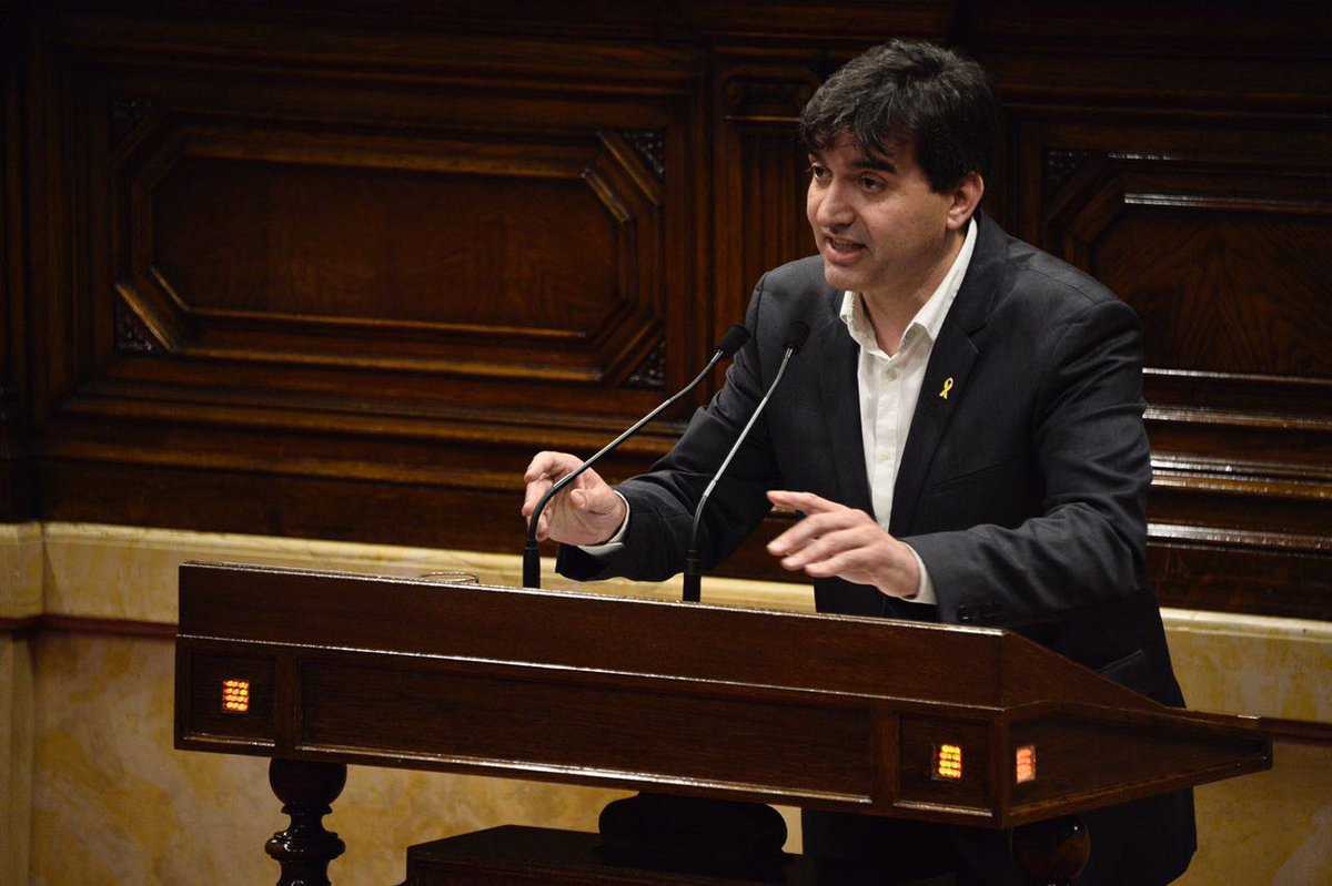 Sergi Sabrià durant la seua intervenció al debat d'investidura de Quim Torra al Parlament de Catalunya.