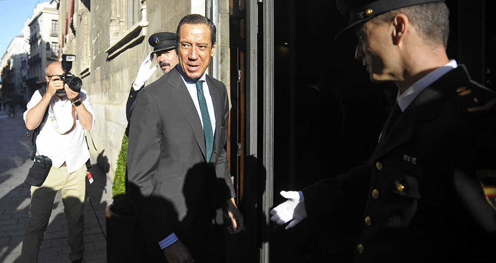 L'expresident de la Generalitat Valenciana, Eduardo Zaplana entrant al Palau de la Generalitat.