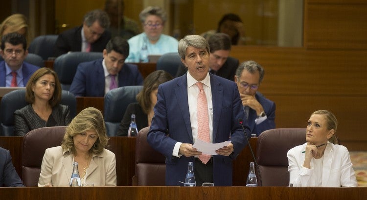 El fins ara conseller de Presidència, Justícia i Portaveu del govern madrileny a l'Assemblea de Madrid, Ángel Garrido, junt amb l'aleshores presidenta de Madrid, Cristina Cifuentes.