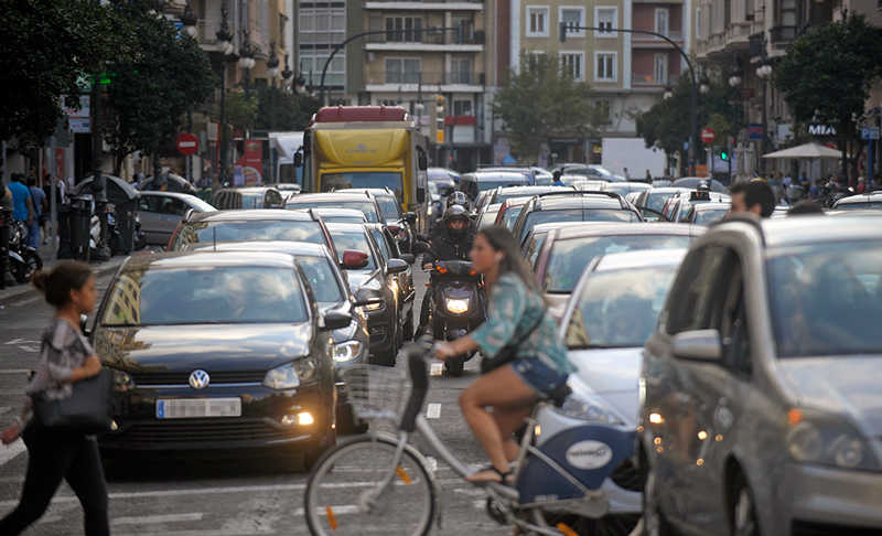 Cada dia vora 150.000 vehicles accedeixen a València des de la seua àrea metropolitana.