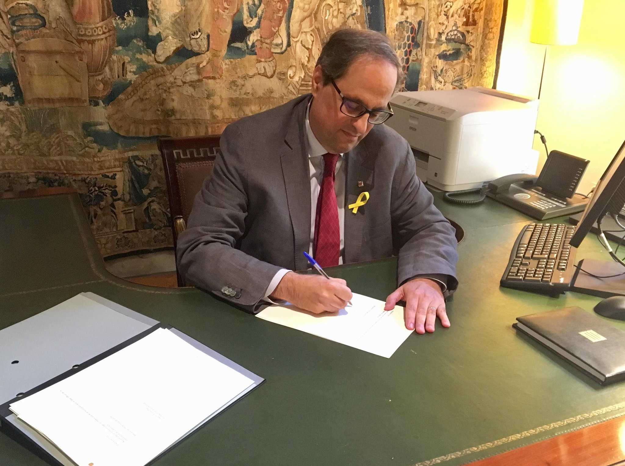 El nou president de la Generalitat de Catalunya, Quim Torra, firmant aquest dissabte el decret per al nomenament dels nous consellers.