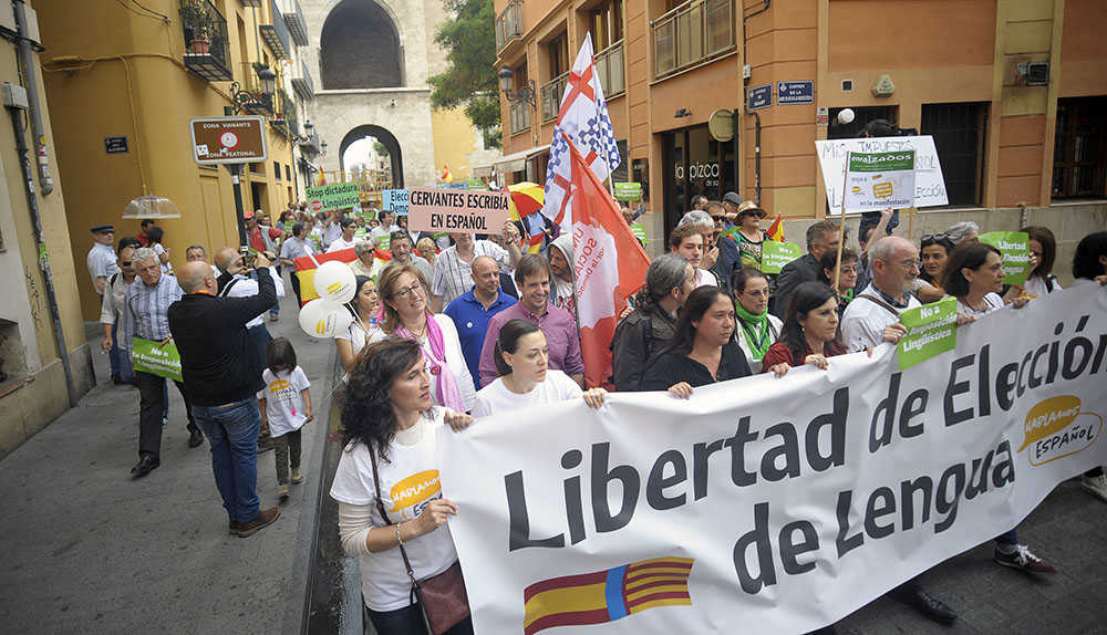 Imatge de la concentració convocada per 'Hablamos Español' celebrada aquest dissabte als carrers de València.