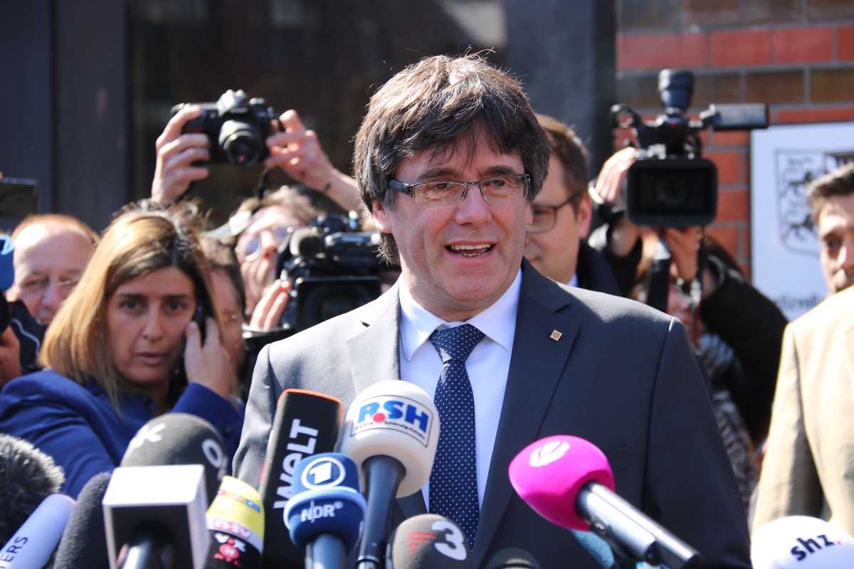 El president destituït, Carles Puigdemont, atén a la premsa a l'eixida de la presó de Neumünster.