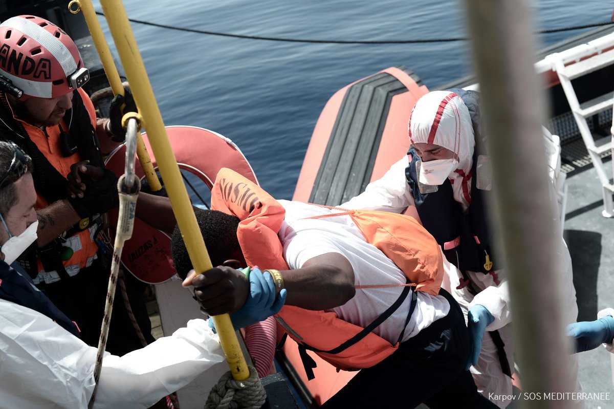 Imatge del transbord d'una part dels migrants rescatats per l'Aquarius a un dels vaixells en què viatjaran fins a València.