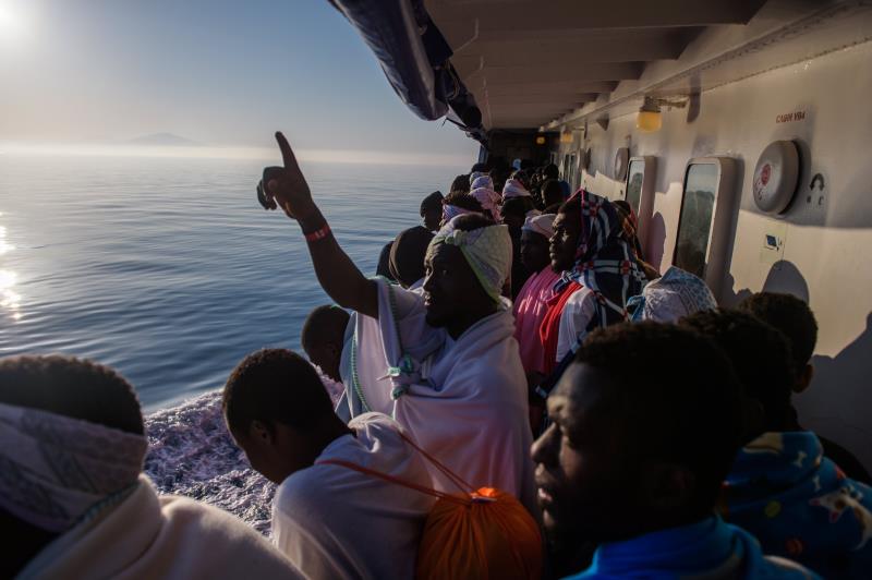 Un grup d'immigrants observa la costa a bord del buc de l'ONG SOS Méditerranée Aquarius, en una imatge presa fa uns dies.