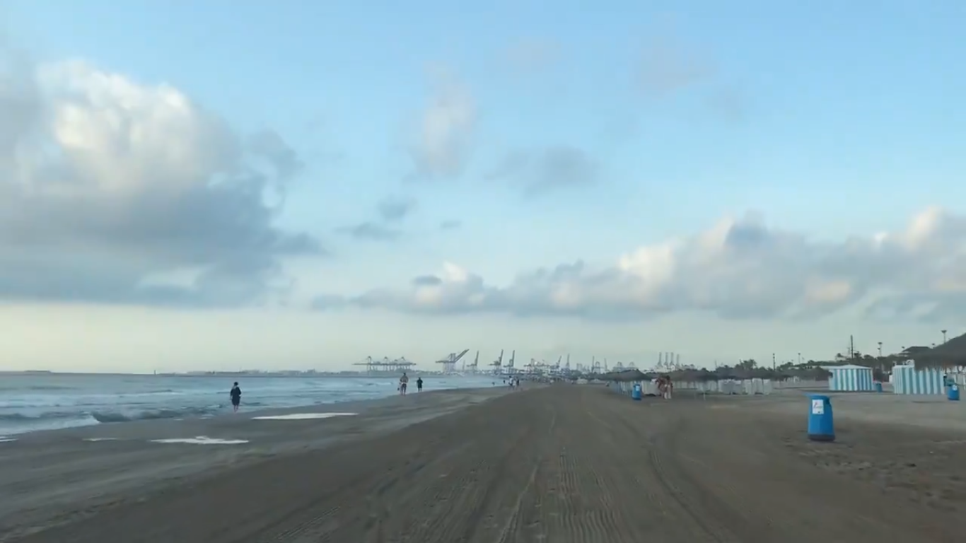 La regidora ha donat per conclòs a les set del matí la neteja de l'arena de les platges urbanes de la ciutat.