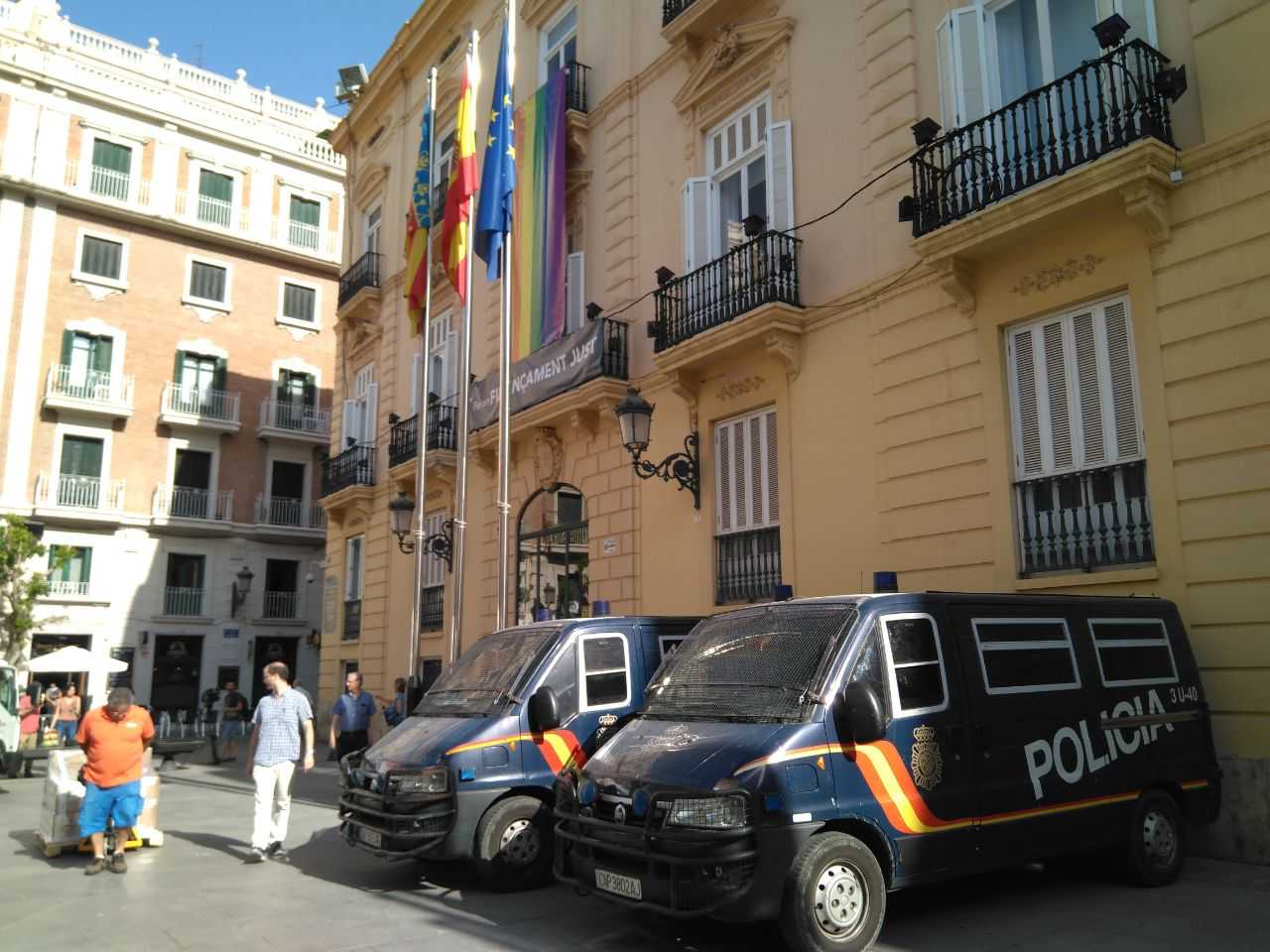 La denúncia que va presentar en el seu moment Ciutadans es dirigia contra Rodríguez, els actuals gerents de Divalterra, Xavier Simón i Agustina Brines, els anteriors gerents, i el secretari del Consell d'Administració de l'entitat, Jorge Cuerda.