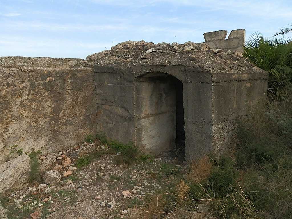 Vestigis de l'extrem oriental de la línia defensiva XYZ entre Almenara  i la Llosa.