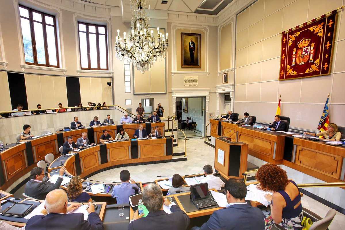 Saló de plenaris de la Diputació d'Alacant amb César Sánchez en la presidència.
