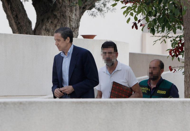 Eduardo Zaplana (en la imatge, detingut al seu xalet de Benidorm) s'ha convertit en poques hores en extreballador de Telefónica i exmilitant del PP.