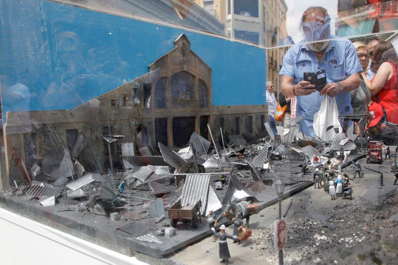 Diverses persones observen una maqueta durant la commemoració del 80 aniversari del bombardeig del Mercat Central d'Alacant per l'aviació italiana durant la Guerra Civil espanyola.