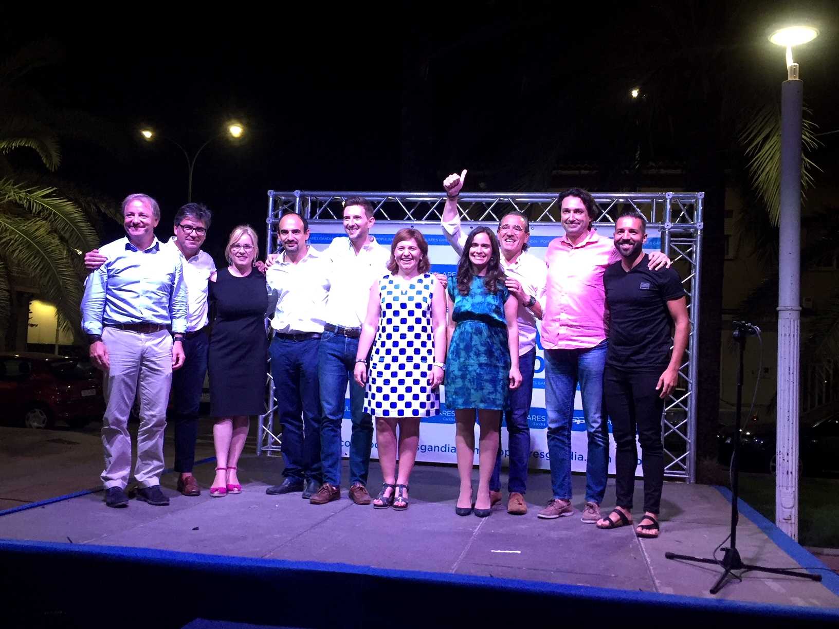 La presidenta del PPCV, Isabel Bonig, en el sopar d'estiu de Gandia celebrat aquest divendres amb militants i càrrecs dels partit.